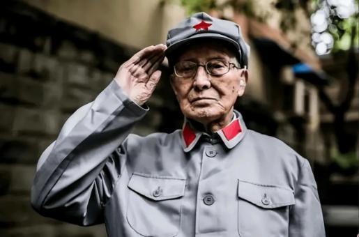 1974年，杨得志下乡探望老战友，发现他贫病交加、处境艰难，当地政府工作人员却一