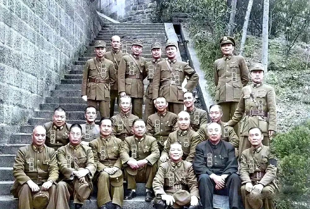 1945年，重庆，抗战胜利在望之际，一批高级将领留下的合影，看起来精气神十足，这