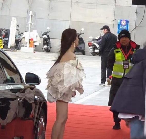 微博之夜的活动对女明星的确非常的不友好今天北京特别冷还大风，街上都没什么人北京今