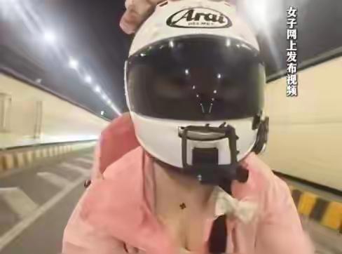 3月14日，长沙一名女子骑摩托车连闯禁行区、冲卡、闯红灯，全程自拍发上网，配文“