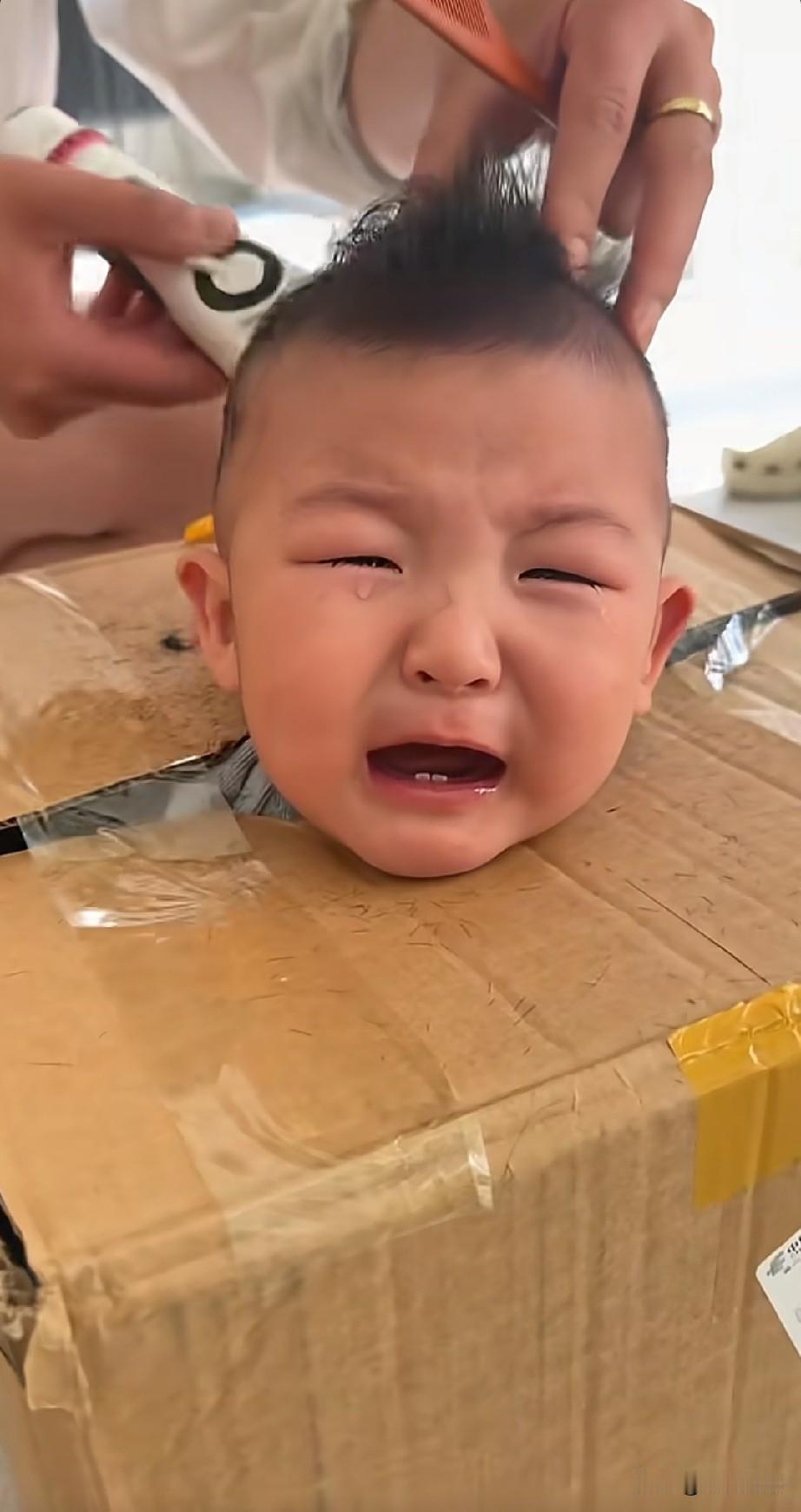 给小孩理发是一件很难的事情，一般的小孩子都护头，剪头的过程中，有时就哇哇哭个不停