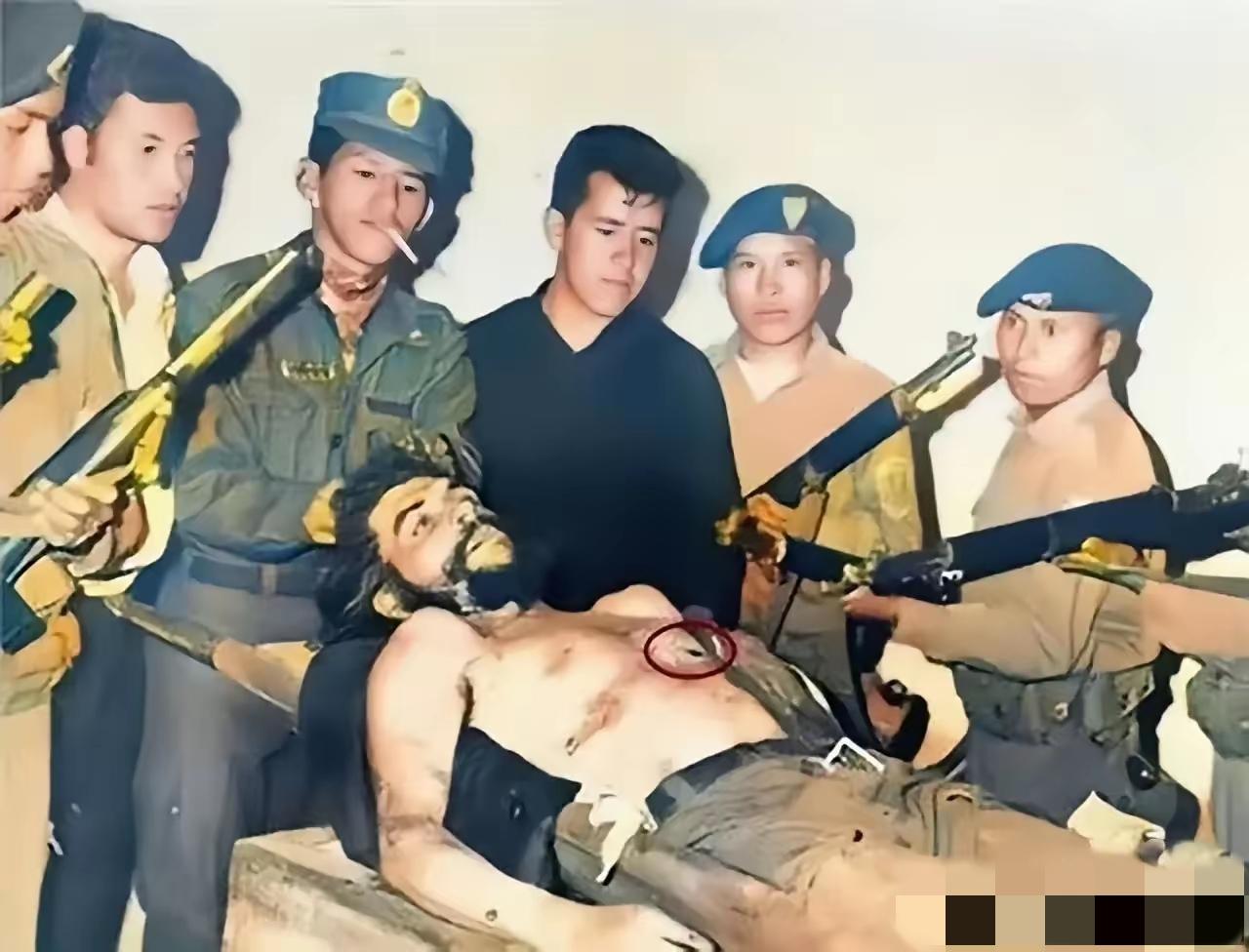 1967年，39岁的切·格瓦拉在玻利维亚遭到枪杀，图中的他身中数弹，赤裸上身，被