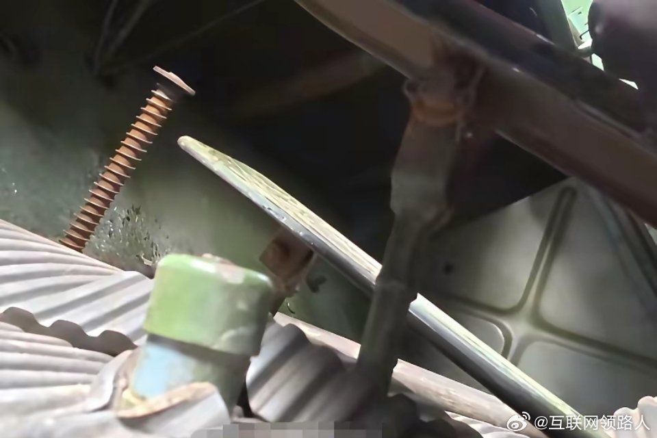 下图是老解放卡车驾驶员脚边的操控装置，像图三里那脚斜踩着油门和刹车的样子，估计如