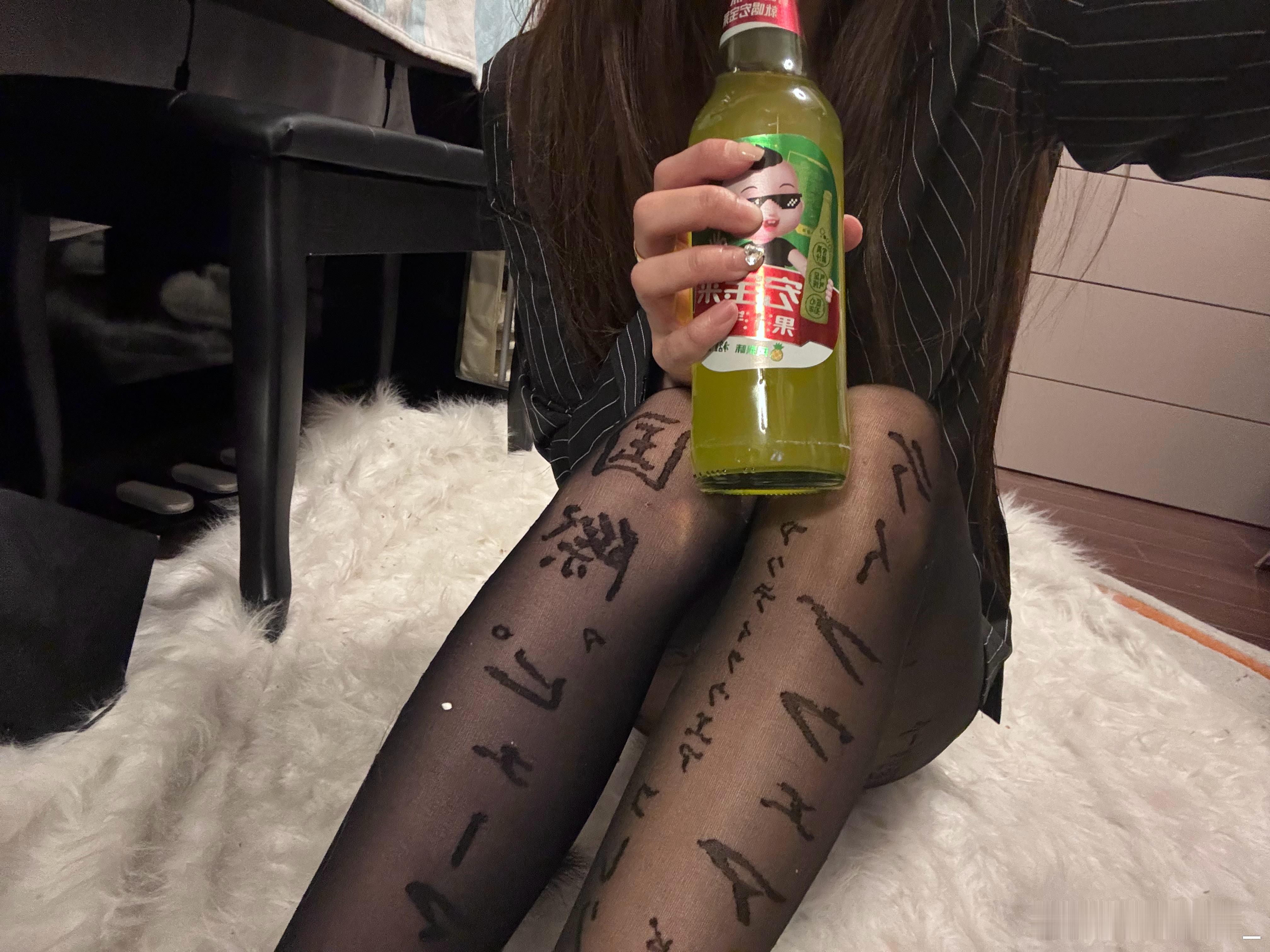 翻出来买了几年没穿过的袜子  还挺好看 