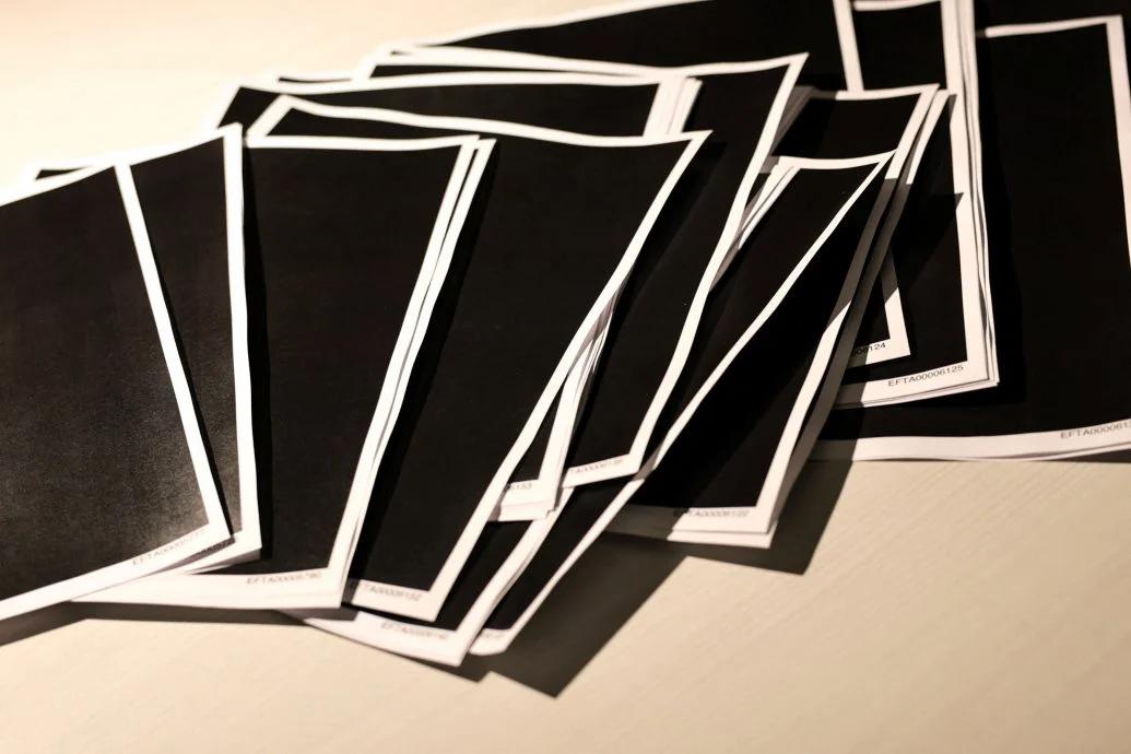 美国司法部公布已故金融家兼性侵犯者爱泼斯坦文件，其中包括一叠完全被涂黑的页面，这