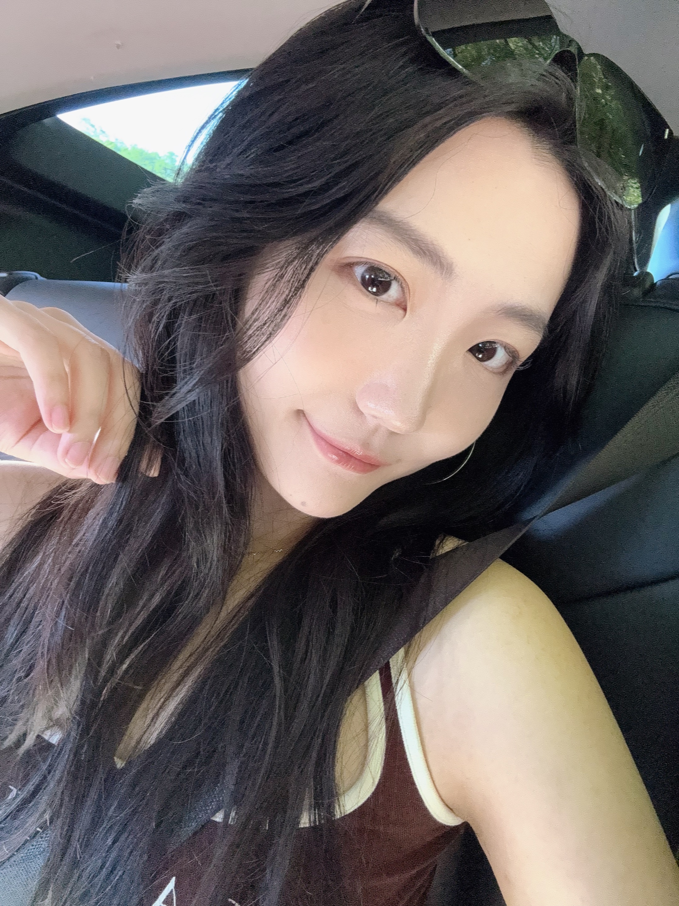 早晨刷到喜鼎的腐乳排骨回归了，立马打车冲去！打到辆model y，大哥全程ap，