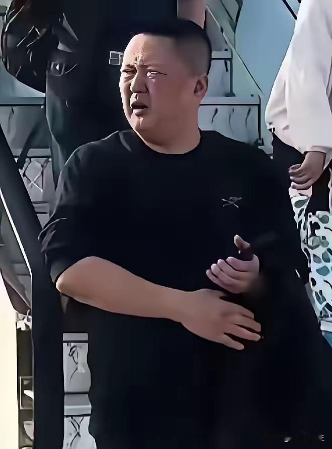 我奶奶压根不知道欧某某是谁，可当我把照片给奶奶看的时候，她居然吓了一跳，还很严肃
