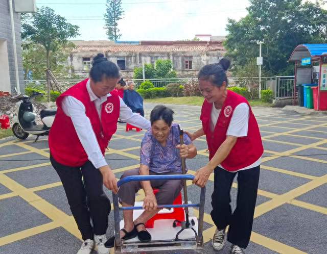 便民服务进小区 贴心服务暖民心
