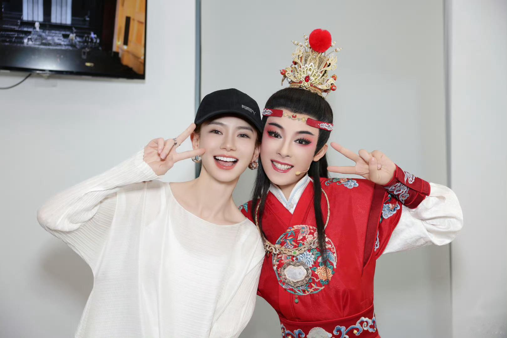 戚薇去看陈丽君演出了！！还晒了合照[抱一抱][抱一抱] ​​​