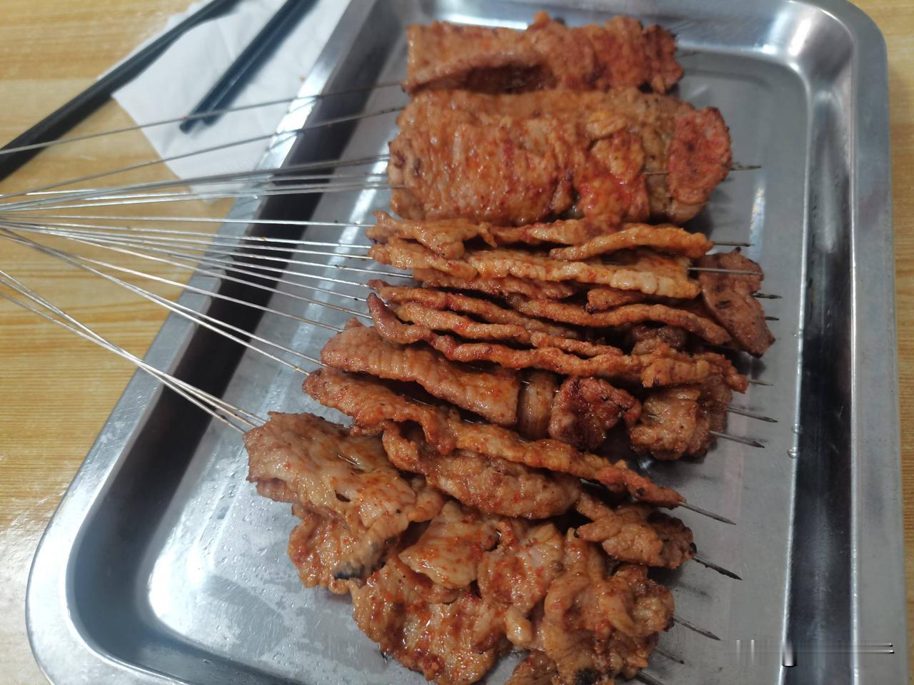 在青岛，烤肉可分为三派，一派是电烤肉，一派是戳子烤肉，还有一派就是传统的碳烤肉。