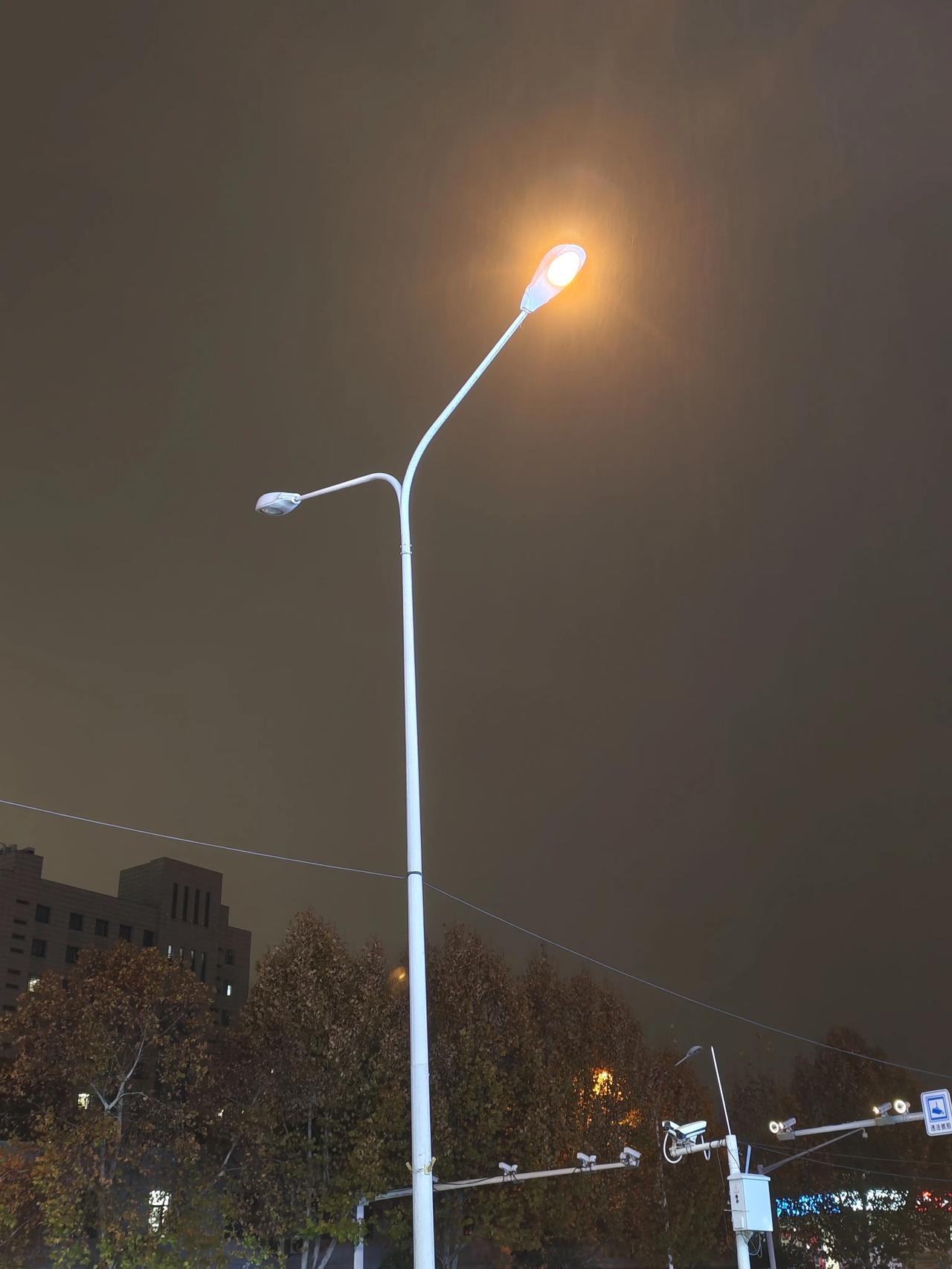 听说武汉的寒潮来了一晚上即将迎来下雪
武汉天气 武汉换季式降温 武汉气温 武汉断