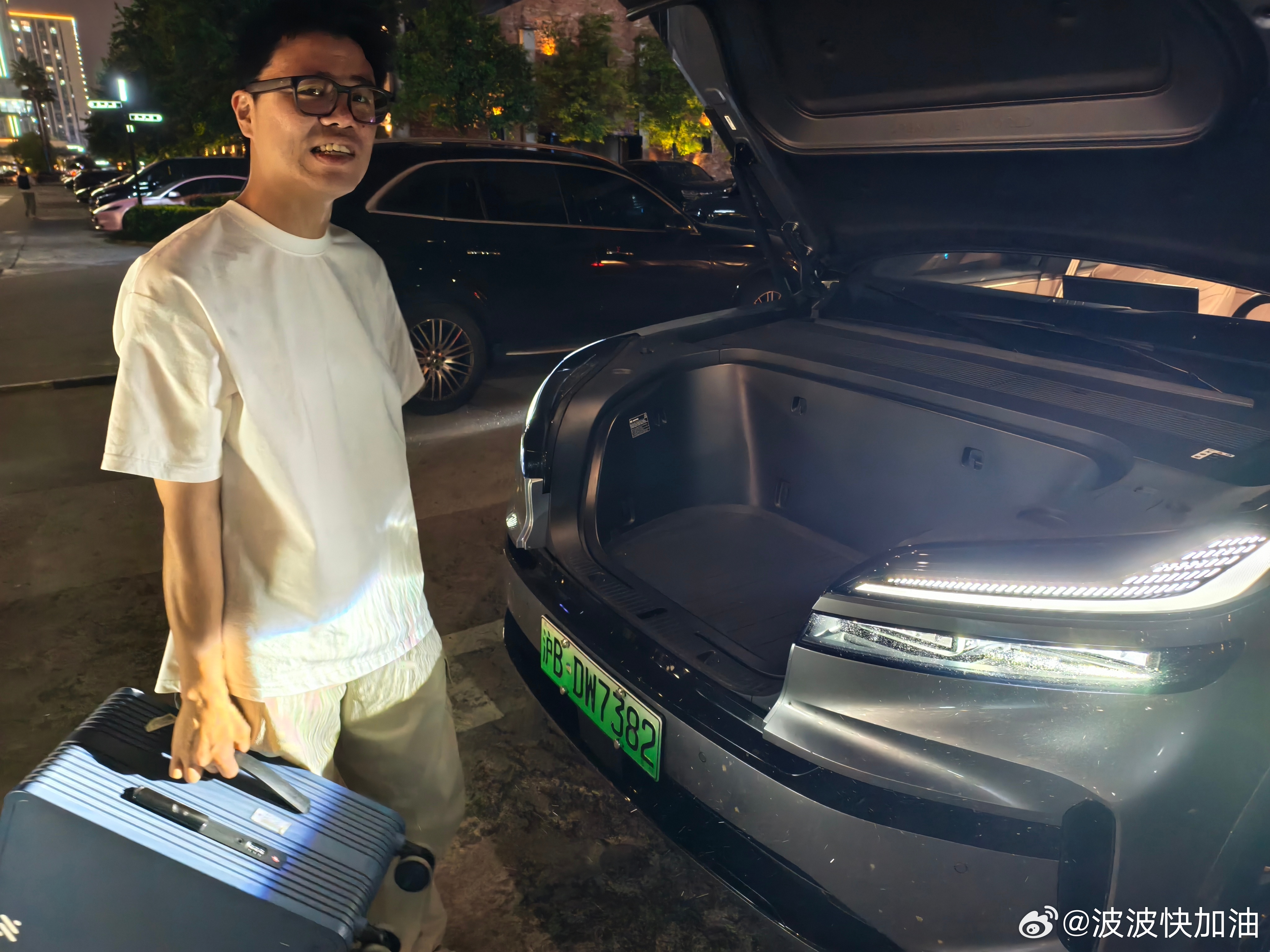 开后备厢没那么方便怎么办？非常自然地打开前备厢。乐道 L90 前备厢开口足够大，