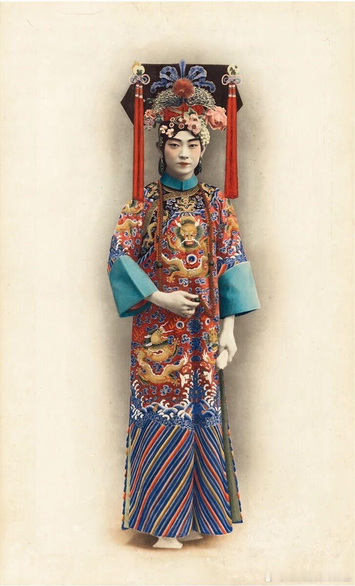 《四郎探母》中梅兰芳的剧照，20世纪20年代银盐纸基，手工着色，76.5×46.