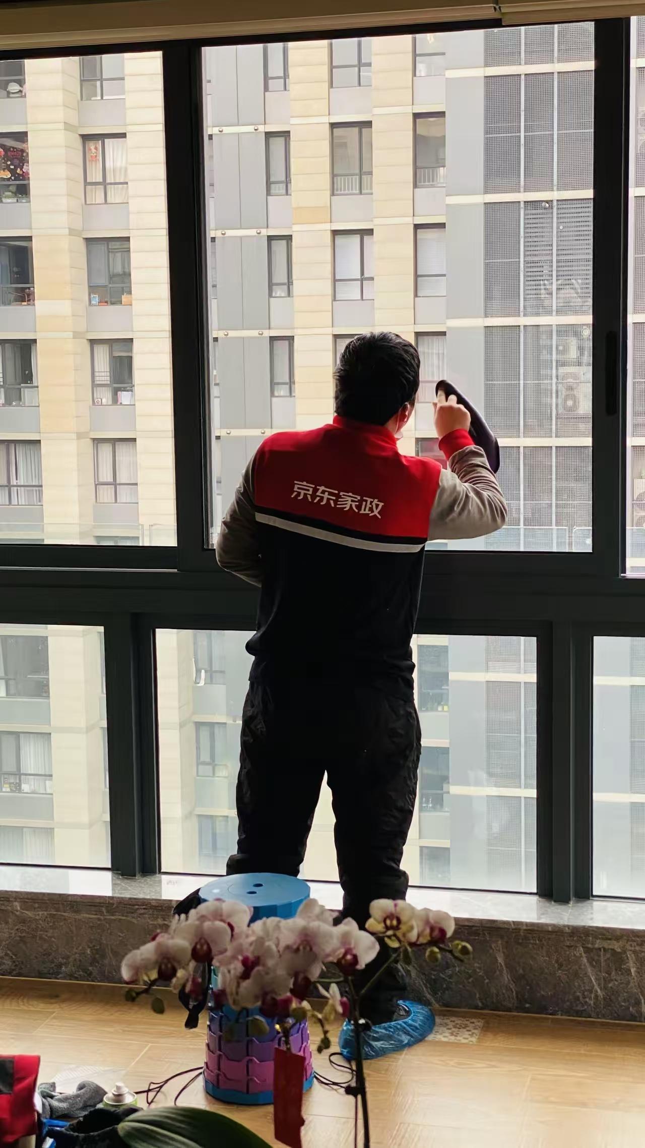 这段时间，上海的家政服务火爆啊。家政收入高点，但还是很辛苦，一般人也不愿意干。