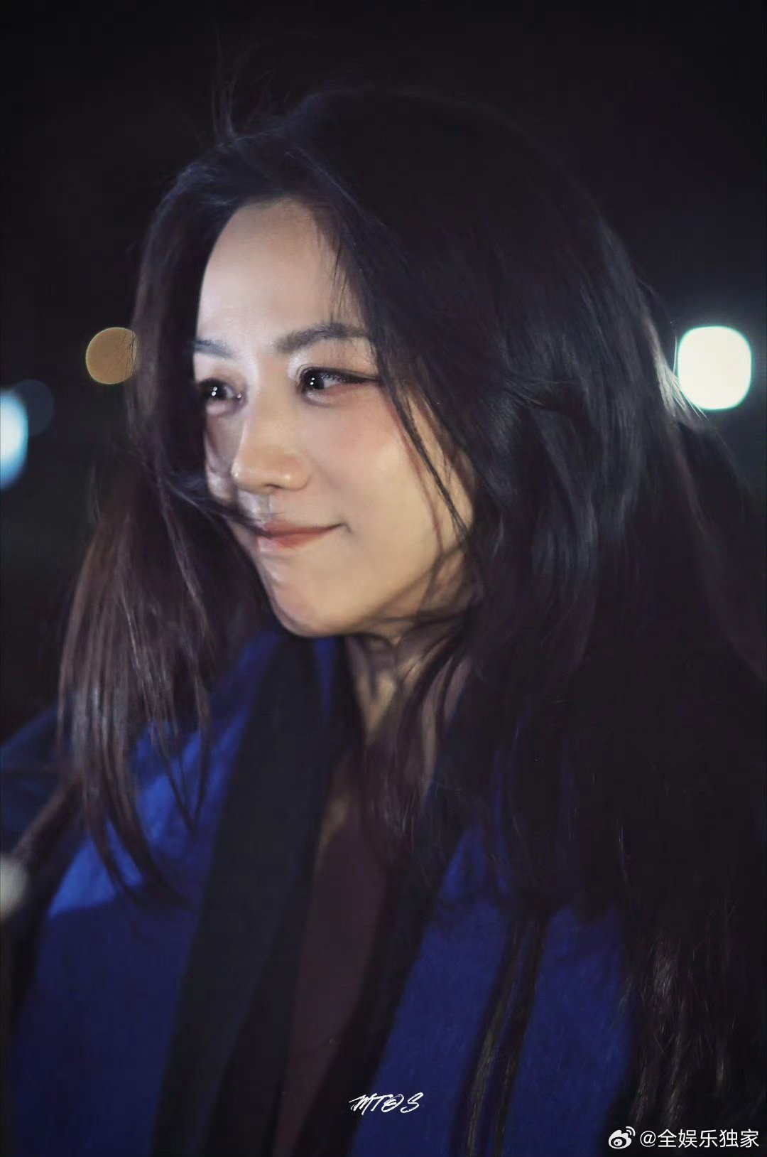汤唯 让我看看你的脸 粉丝追着拍她的每一帧电影感画面，她却反过来想看清粉丝的模样