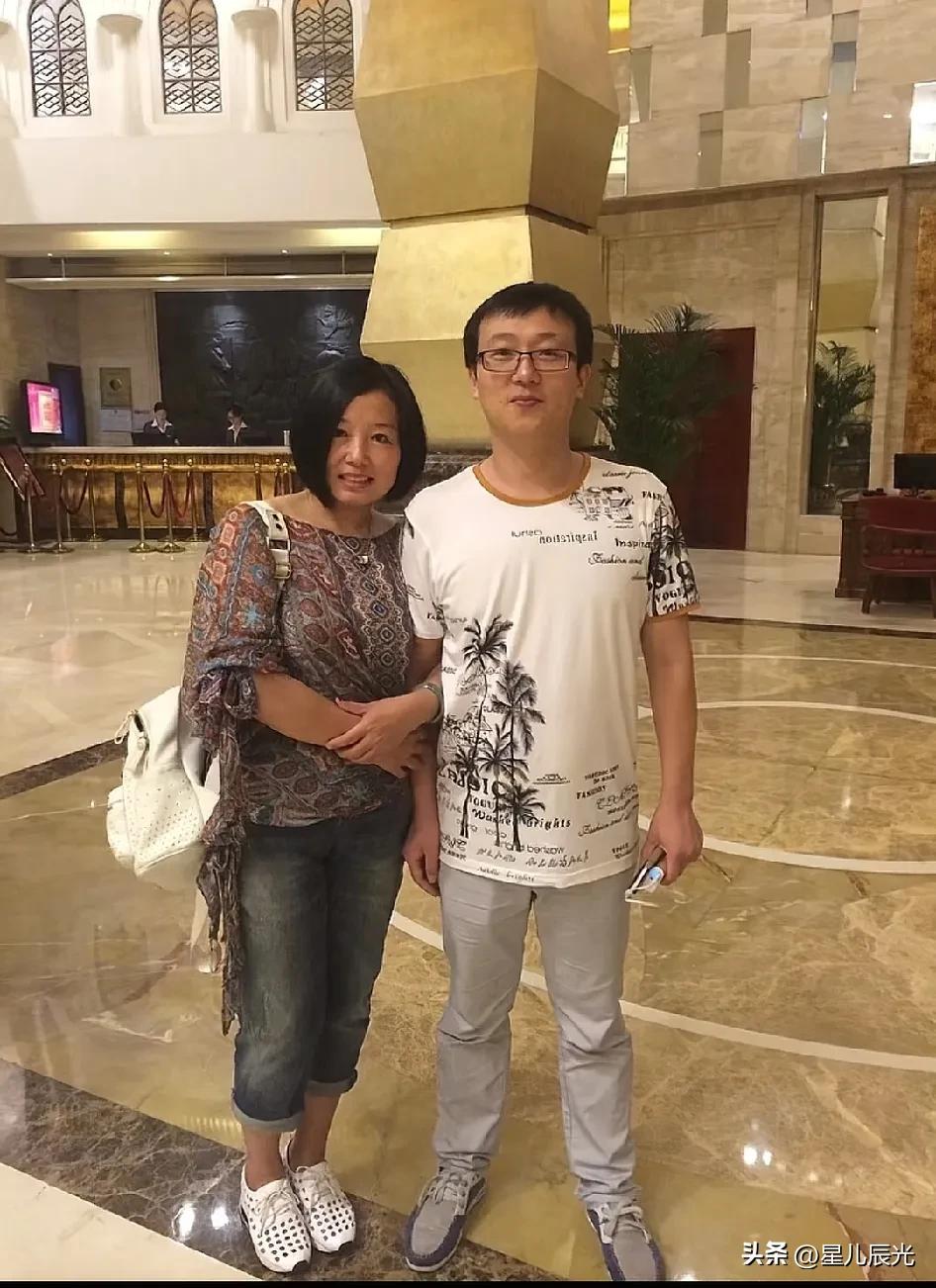 年轻的国民大哥，好青涩！
瑾汐大哥年轻时候也很帅啊，前面还有他头发，现在的他更加