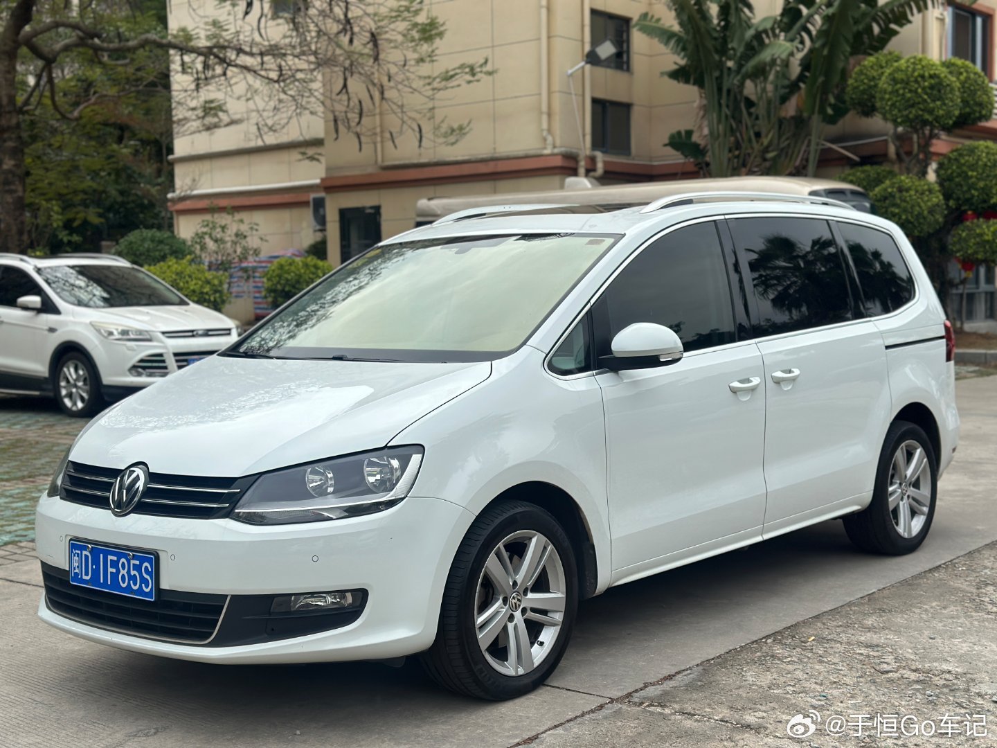 刚一大哥过来看了这台夏朗准备给家里添台家用MPV大哥开着一台LS460过来，品相