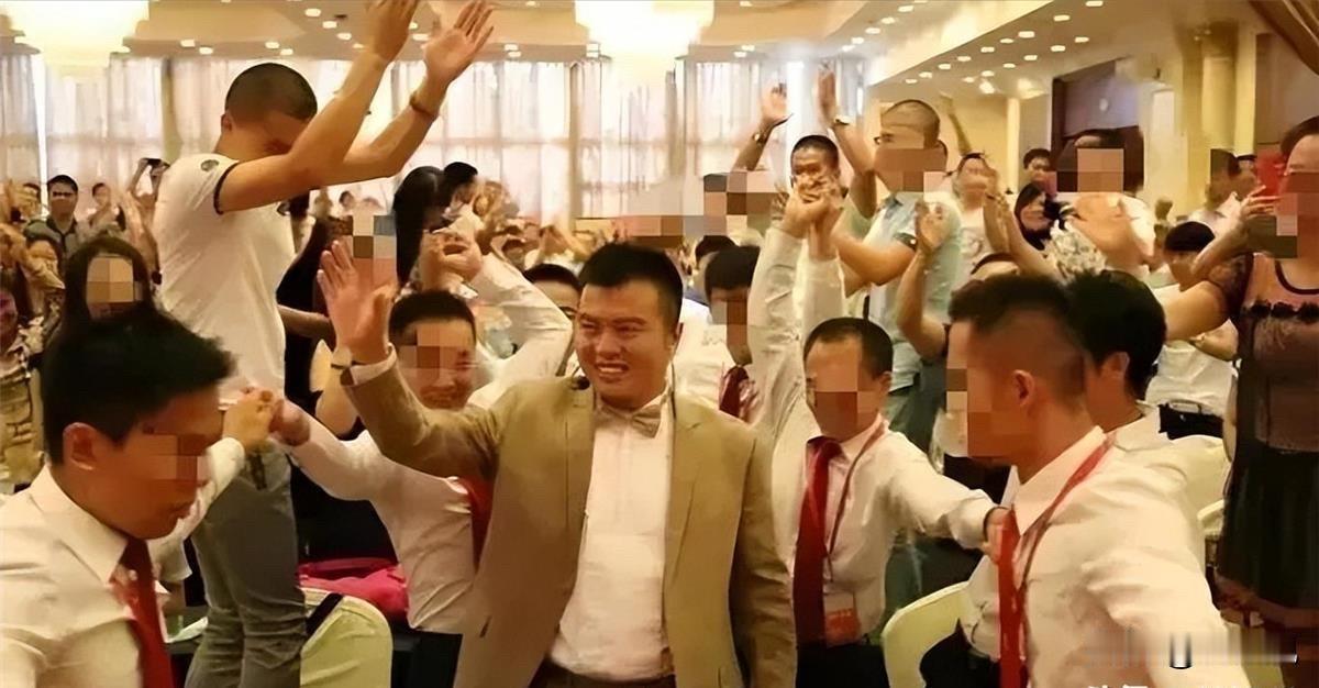 7年诈骗3.8亿元！“一根头发卖6万”的大师被判无期，受害者：我刷信用卡交学费