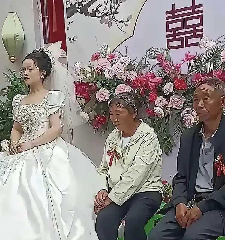 不是舍不得买新衣，是为了女儿已经掏空了兜里最后一个铜板！
唉，可怜天下父母心。