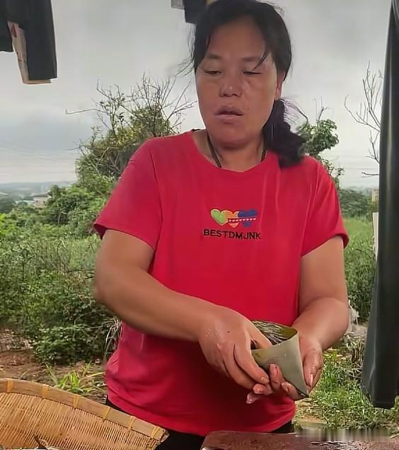 全红婵妈妈的端午绝活！手包的湛江蛋黄肉粽馋哭网友。
端午临近，湛江迈合村迎来浓浓