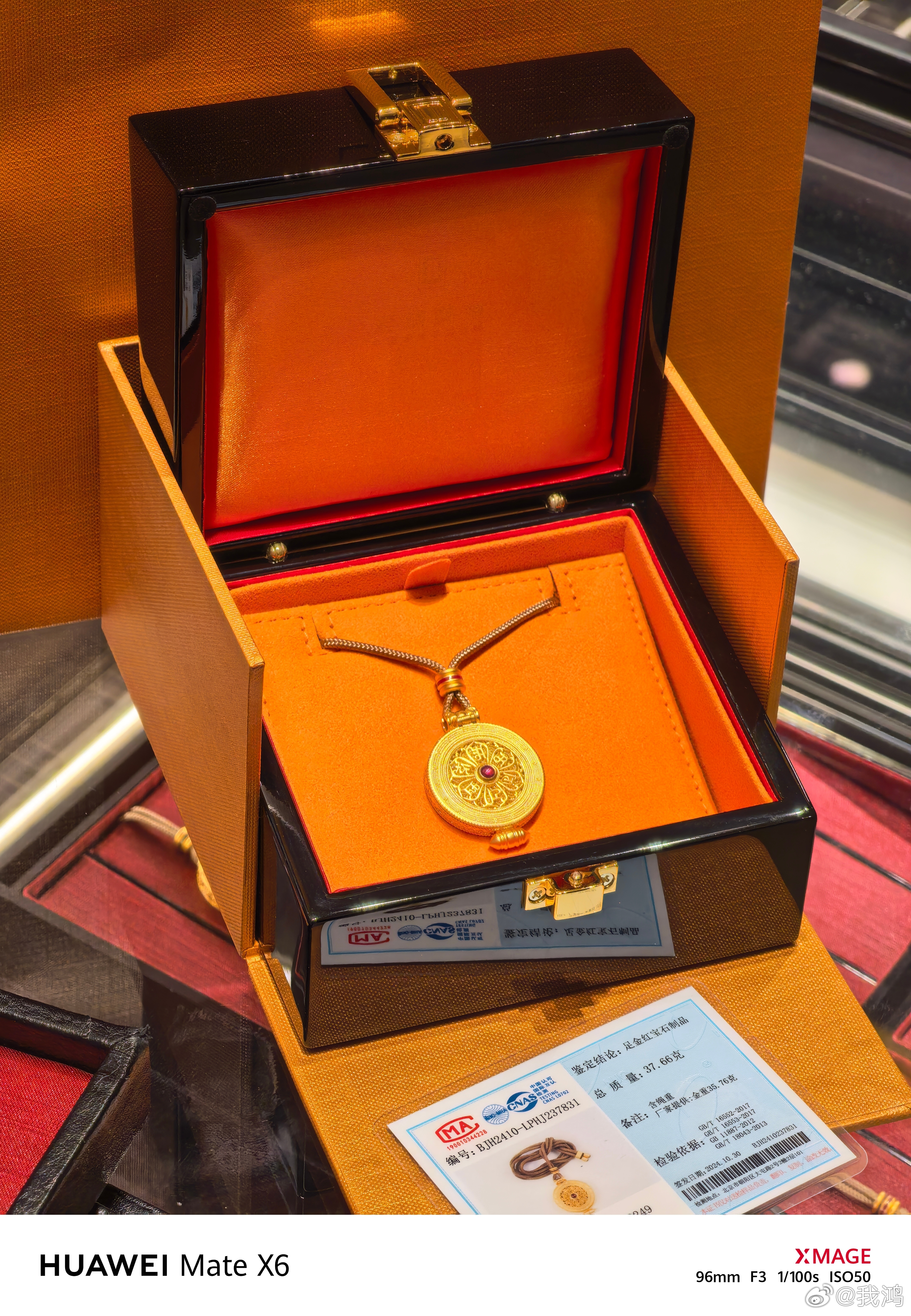 去年情人节买了老铺黄金的嘎乌盒给爱妻作为礼物，当时是4万。前几天老铺官方涨价，现