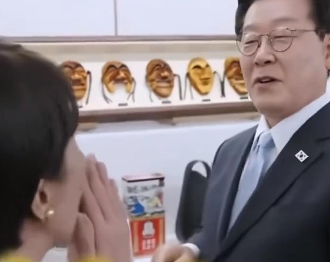 很多人没有注意细节，为何一些日本网友对高市早苗的举动也表示质疑？

通过视频我们