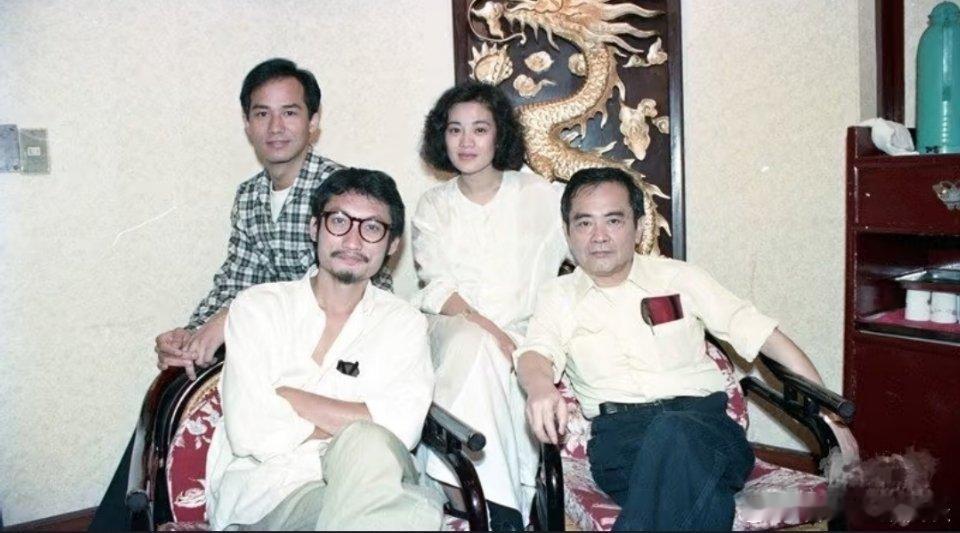 1988年，胡金铨、徐克、张艾嘉、李子雄合影。当时是电影《笑傲江湖》的筹备、策划