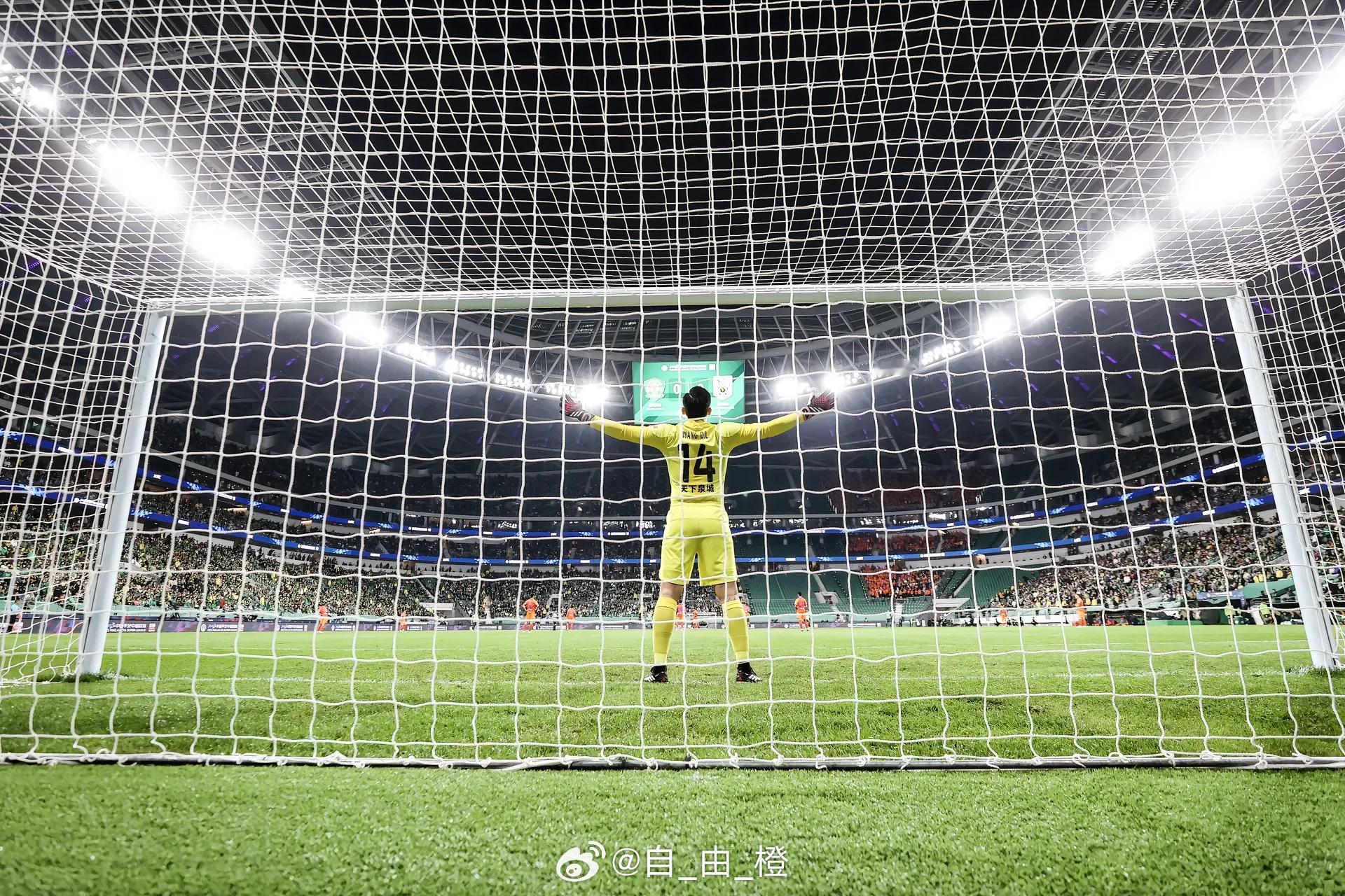 王大雷更新社媒，配文：⚽️，配乐：一千年以后。自由橙[超话]山东泰山[超话] ​