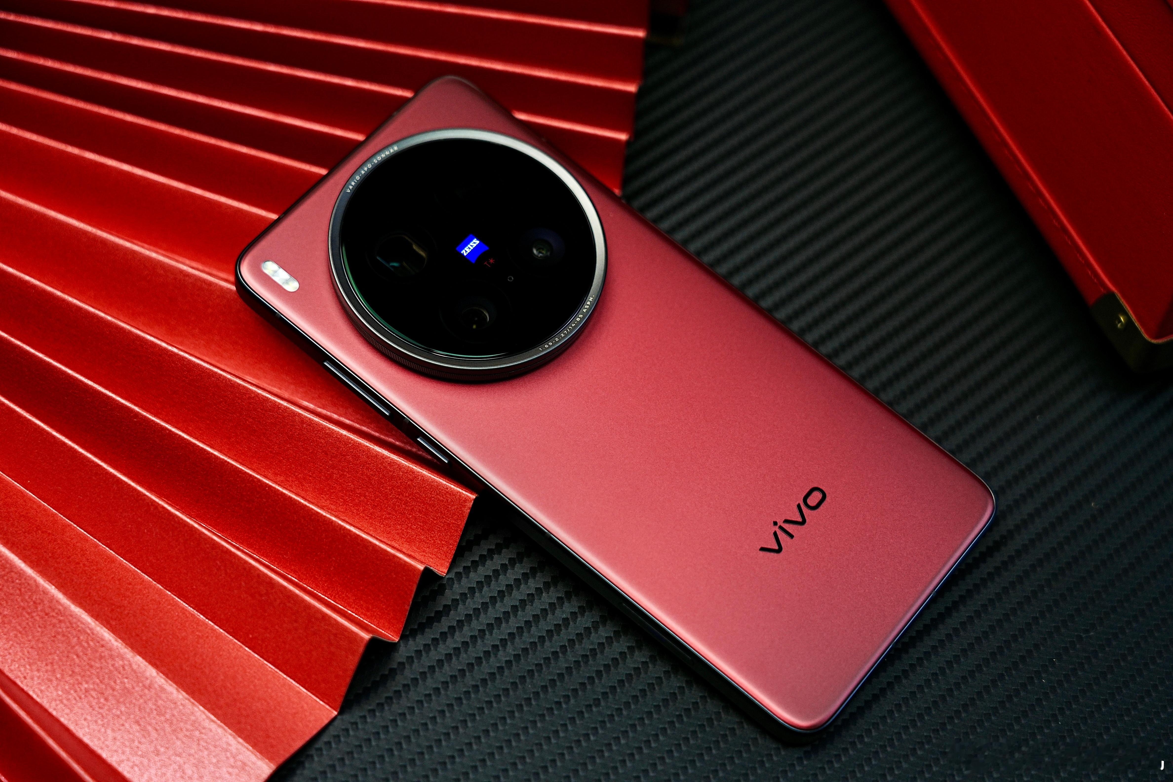 vivo X200 Ultra｜红圈​​这个配色显得特别有格调，后盖在不同光线角