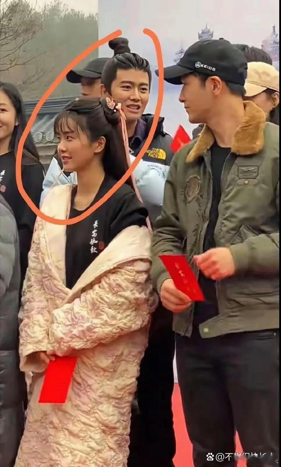 原来白鹿之前是个小黑妞，比任嘉伦黑不少 