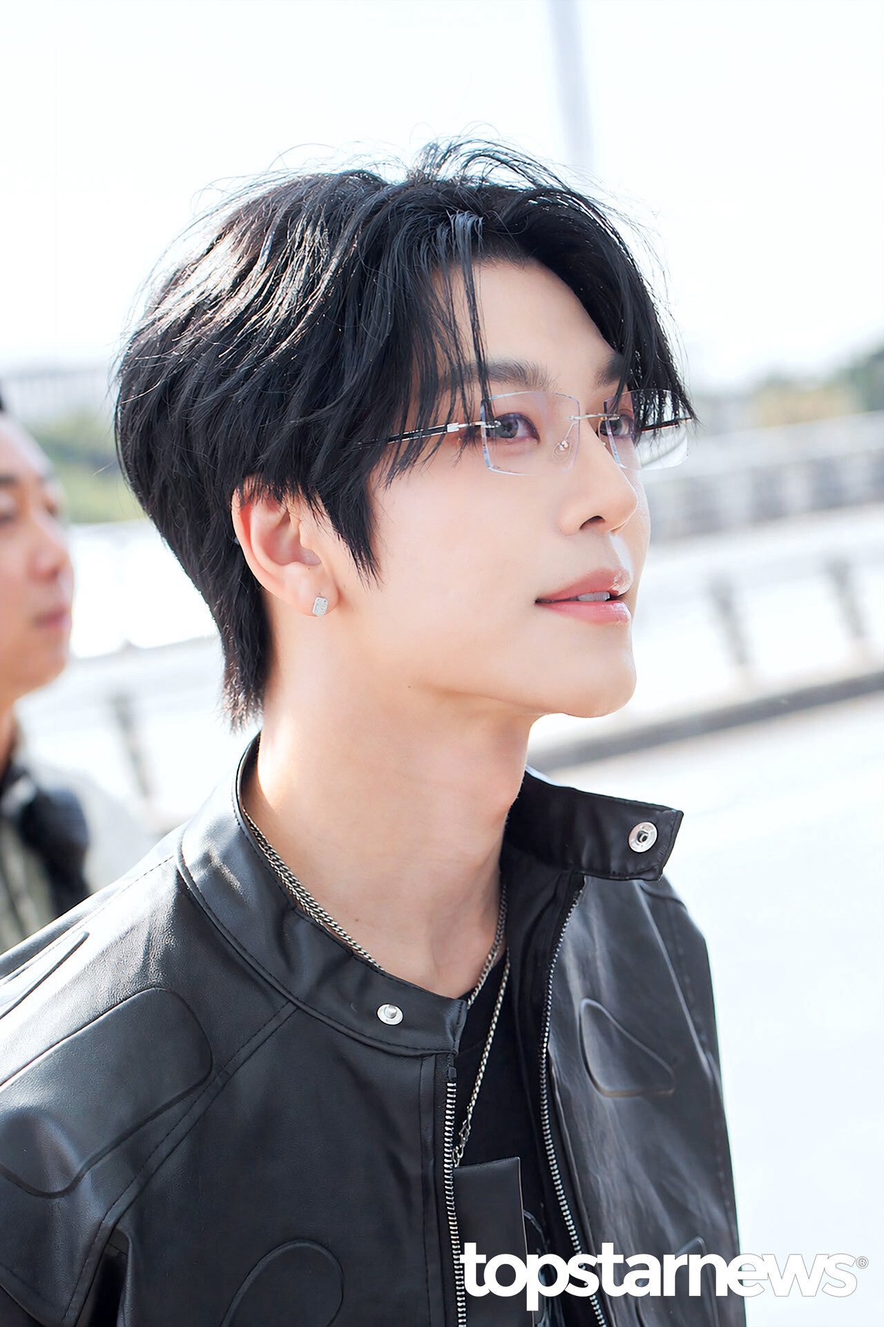 无框眼镜皮衣潮男贺鑫隆已帅出新境界💥💥 