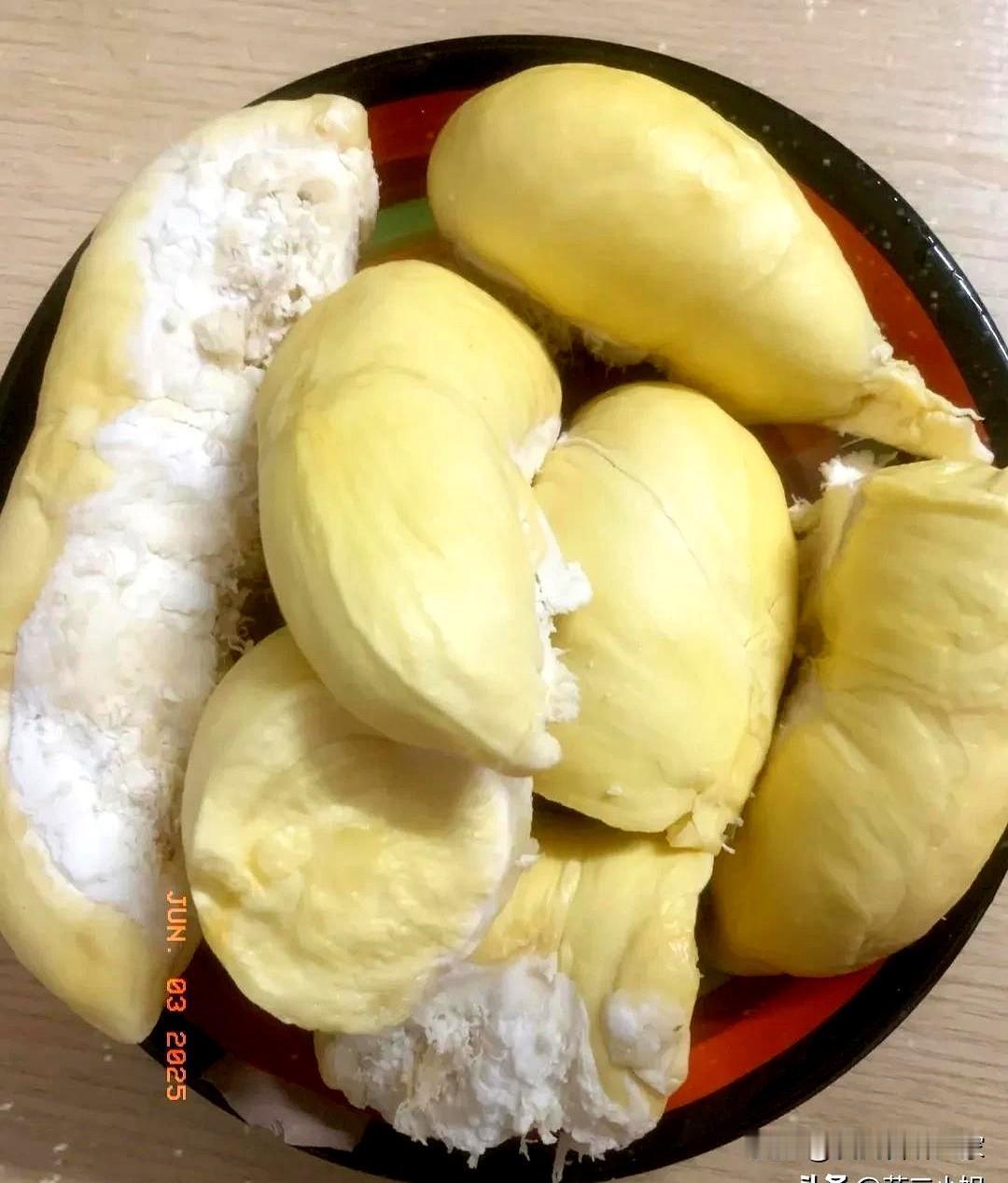 今天捡到大便宜了！

吃了一次免费的榴莲。

刚才邻居敲我门，问我要不要吃榴莲？