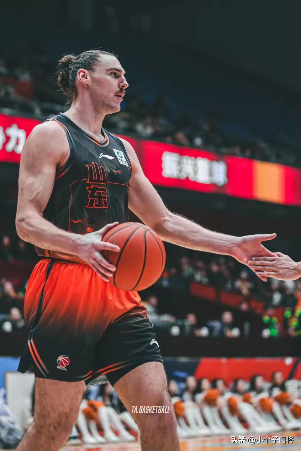 强大的广东男篮，带着战胜卫冕冠军浙江广厦的余威来济南，今晚挑战山东高速男篮。
