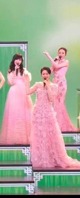 谁懂春晚这一刻！周慧敏梁咏琪手牵手！几代人的梦中情人！ 