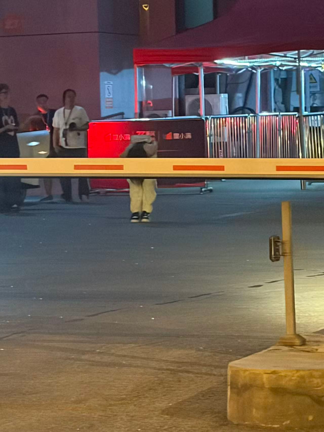 深夜下班给粉丝90度鞠躬的安崎，她怎么那么真诚啊