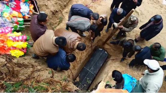 土葬不一定是最好的，人死后，身体还是活的！99%的人根本不知道，其实人在死后埋入