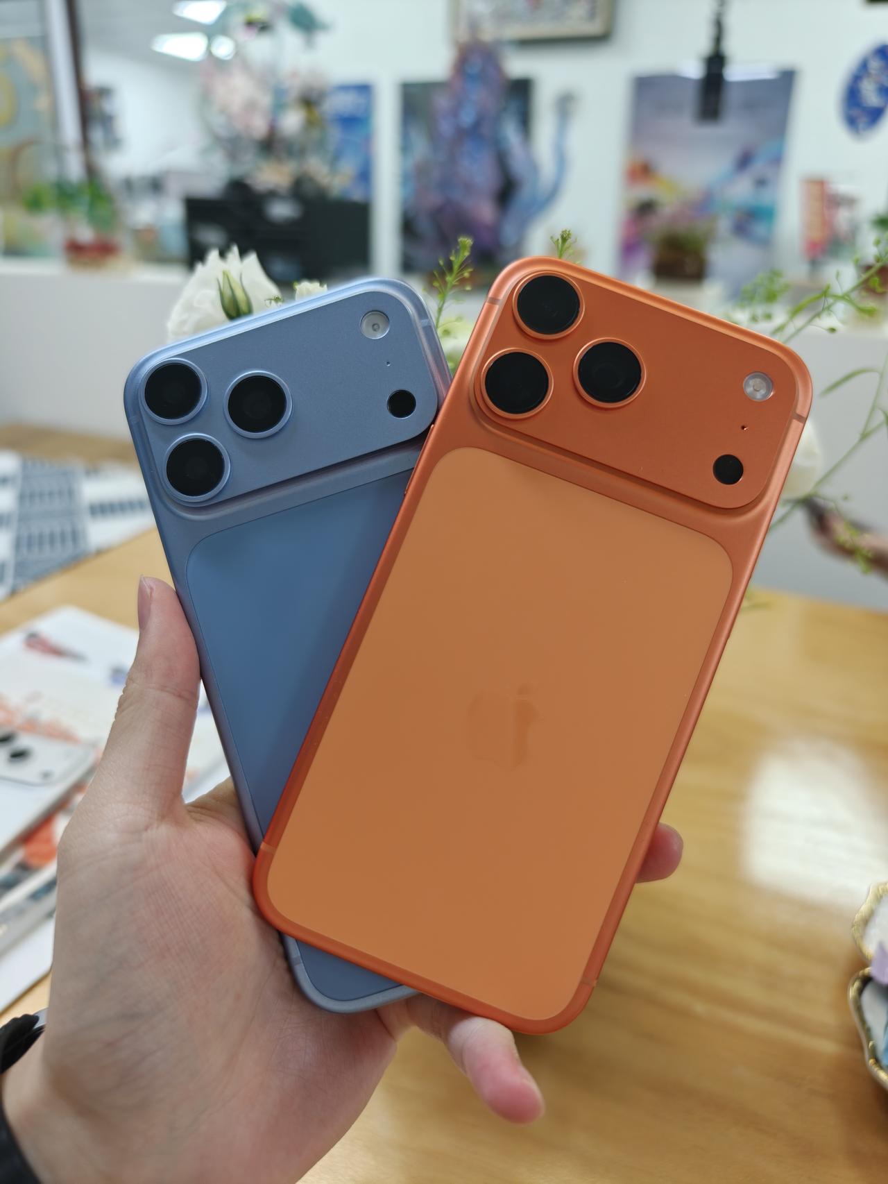 帮你们看了！iPhone18ProMax新颜色都好看的
拿了18PM的机模对比了