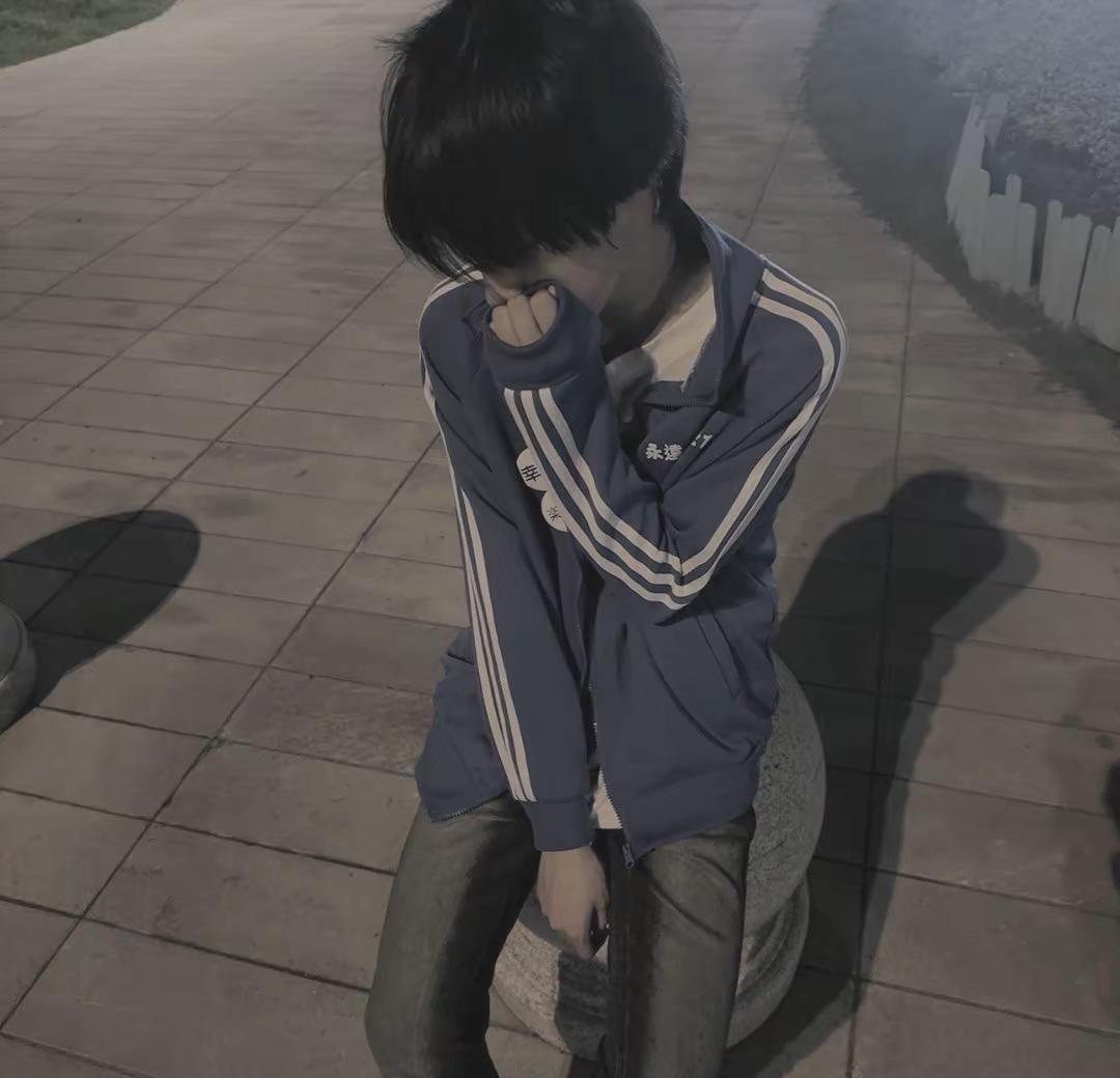 因为隔着屏幕 所以你不知道和你好好说话的 正在擦眼泪 距离和不幸认识我们争吵不断