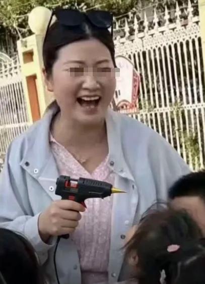 丰县幼儿园这档子事，真正让人后背发凉的，真不是那个拿热熔胶烫孩子嘴的女老师，而是