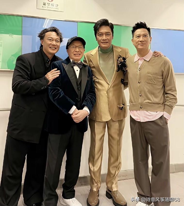 这张四位男明星的合影里，估计多数人只能认出三个，戴帽子的年长一点的男明星，能认出