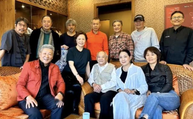网传这张照片，说是北京电影学院表演系同学一次聚会的照片。你能认出照片上几个人？