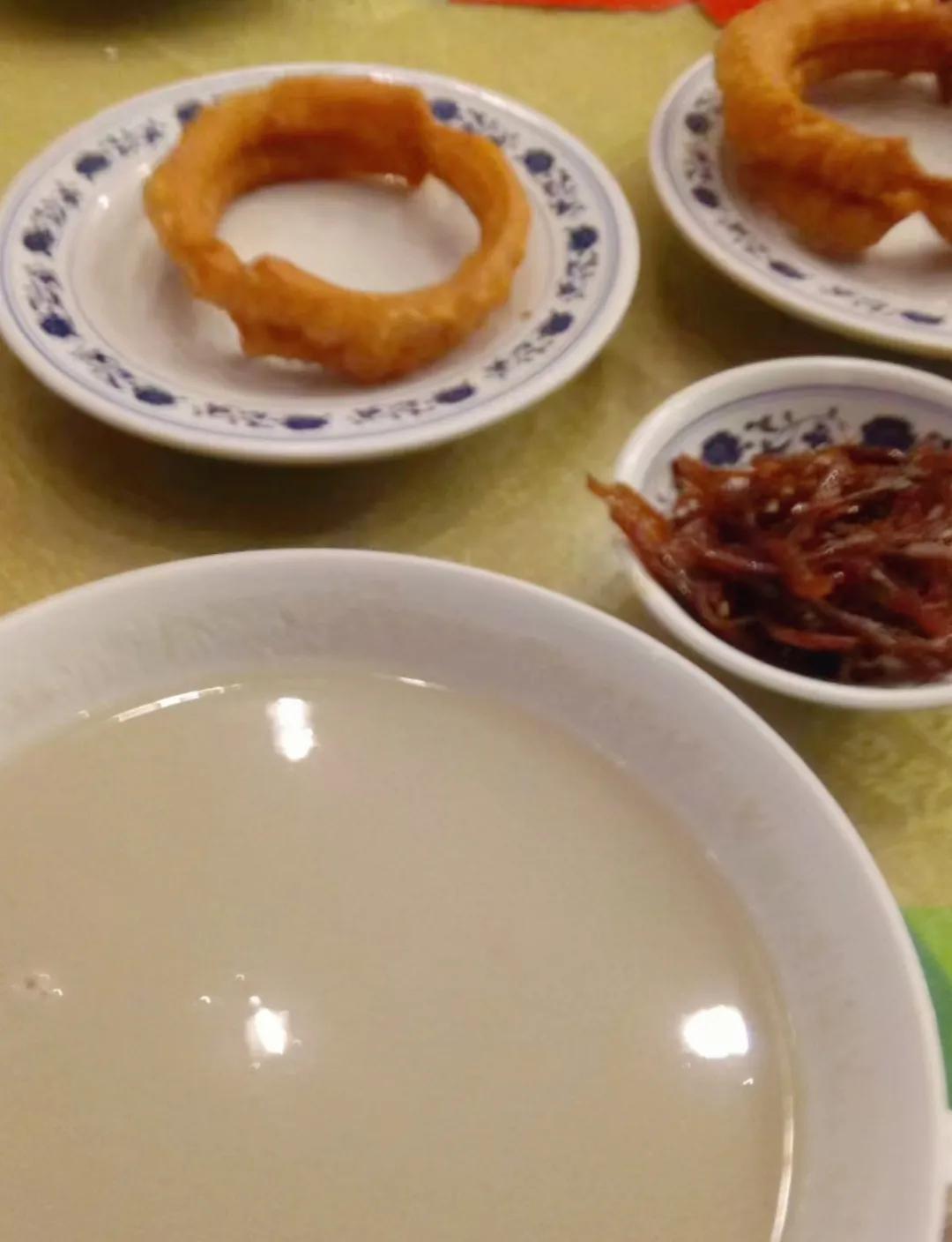 在北京喝豆汁别单点焦圈儿，北京没有一家豆汁店告诉顾客焦圈儿真正的吃法，为了挣钱，