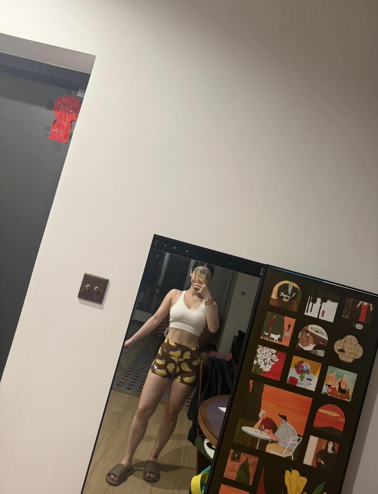 运动女孩儿的对镜自拍
也不是全无好处啦，都瘦出直角肩了大方展示美丽 成为自己的理