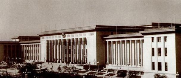 1949年，梁思成找到中央提议：“不如把人民大会堂建在五棵松。”可就在中央考虑之