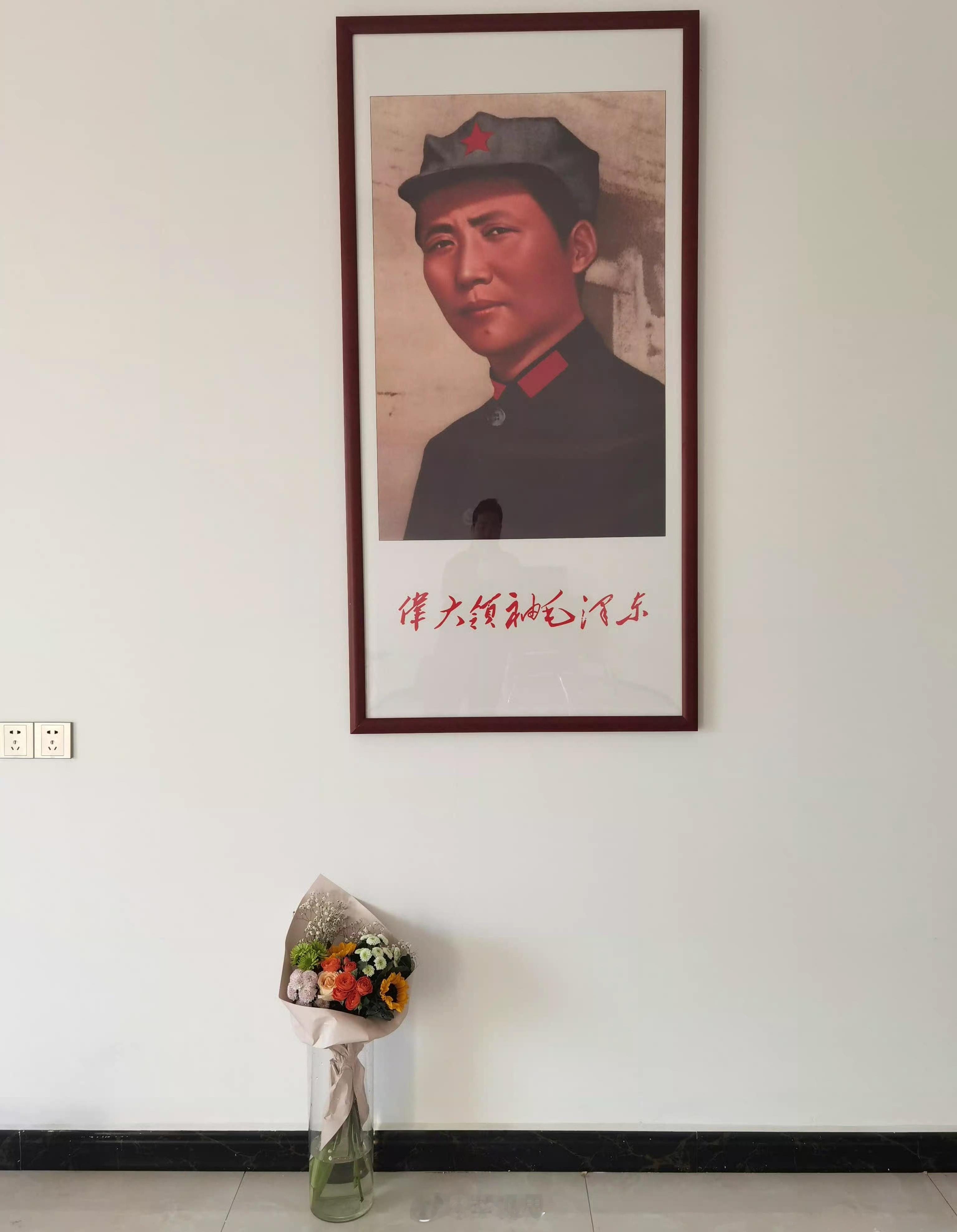 评论区看到一位朋友发的。这张照片象征着教员的延安时期。革命浪漫主义，有一张如此朝