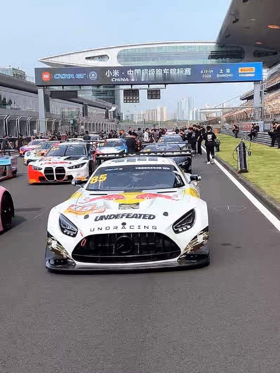 王一博大奔赛车新皮肤，真清爽真帅啊，大夏天看着真舒服。王一博85号赛车手