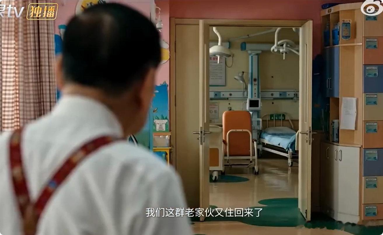爱是AI算法无法丈量的温度当幼儿园住满百岁老人科技能监测健康数据，却永远替代不了