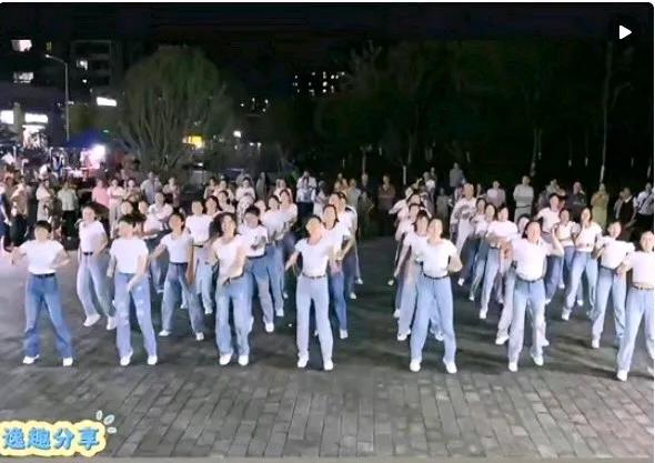 同一时间，同一地点，老年人跳广场舞引来的是一片骂声。而年轻女孩在跳同样的舞，引来