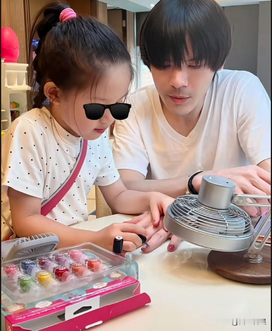 向佐，又幸福了！
 
8月5号早上9点多，向佐又在社交平台上，晒出与两个孩子的幸