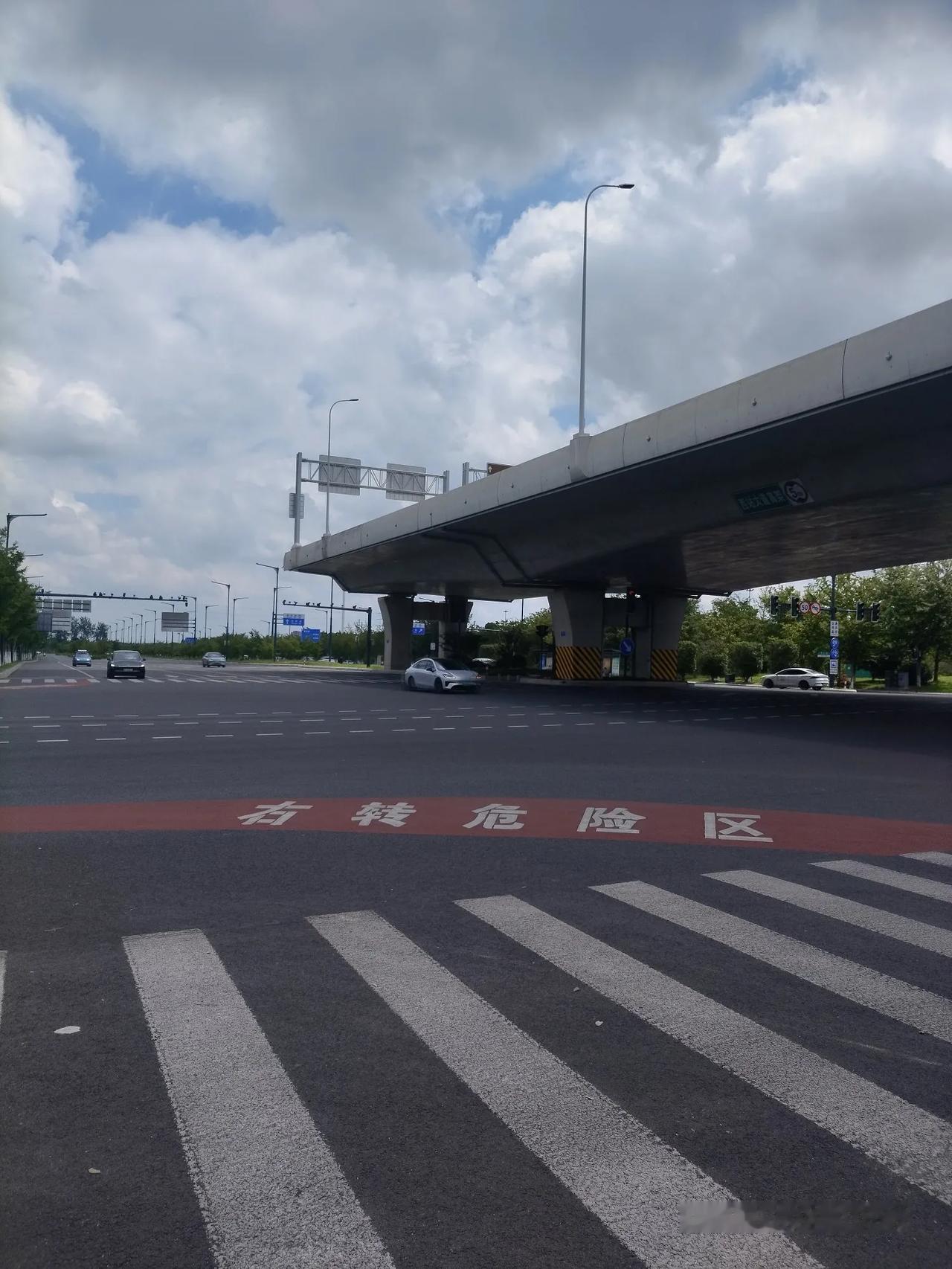 南通火车西站附近的西站大道196号的高架变成断头路了！隔壁就是南通市著名的火车西